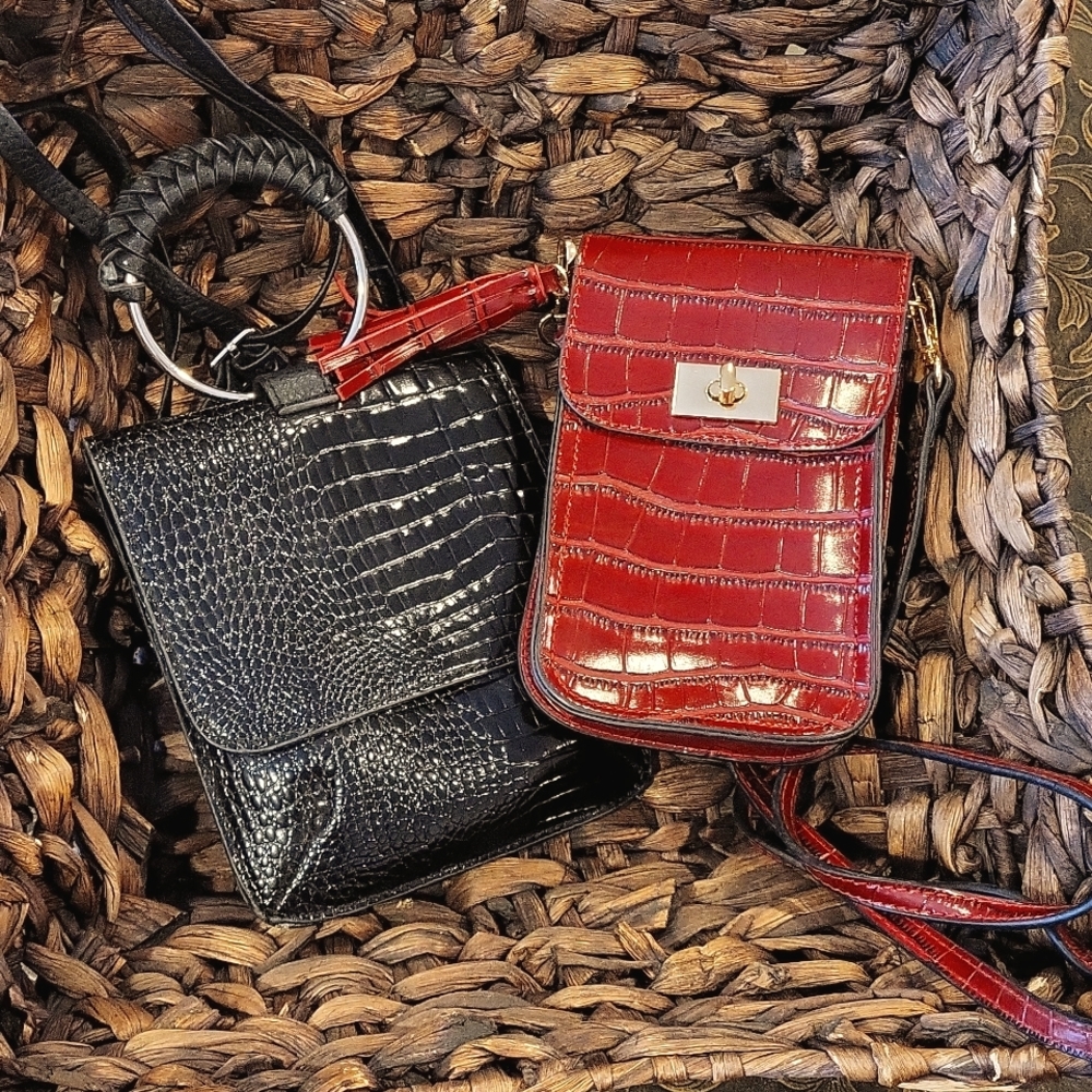 2 crossbody bags. Red & Black